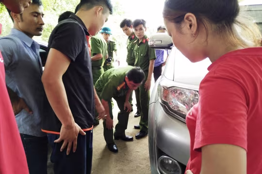 Gần 20 đối tượng táo tợn nổ súng, mang kiếm truy sát 1 gia đình giữa ban ngày ảnh 3 Gần 20 đối tượng táo tợn nổ súng, mang kiếm truy sát 1 gia đình giữa ban ngày ảnh 3