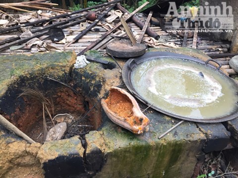 Căn nhà nơi xảy ra vụ thảm sát 4 người hoang phế lạnh người ảnh 6 Căn nhà nơi xảy ra vụ thảm sát 4 người hoang phế lạnh người ảnh 6