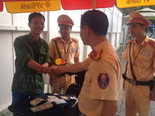 Xúc động nhận lại 70 triệu đồng đánh rơi được CSGT Hà Nội nhặt trao trả ảnh 2 Xúc động nhận lại 70 triệu đồng đánh rơi được CSGT Hà Nội nhặt trao trả ảnh 2