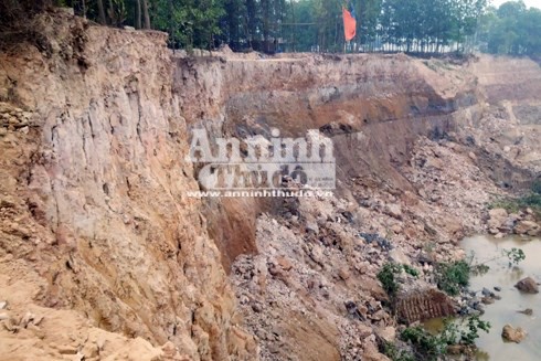 Hàng triệu khối đất nằm sát sân bay Nội Bài bị múc bán ảnh 3 Hàng triệu khối đất nằm sát sân bay Nội Bài bị múc bán ảnh 3