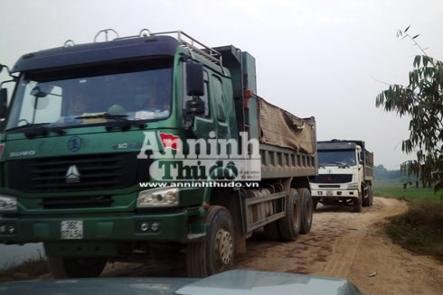 Hàng triệu khối đất nằm sát sân bay Nội Bài bị múc bán ảnh 2 Hàng triệu khối đất nằm sát sân bay Nội Bài bị múc bán ảnh 2