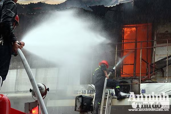 Hà Nội: Cụ bà thiệt mạng trong đám cháy trên phố Bát Đàn ảnh 7 Hà Nội: Cụ bà thiệt mạng trong đám cháy trên phố Bát Đàn ảnh 7