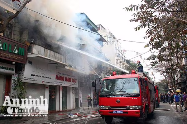 Hà Nội: Cụ bà thiệt mạng trong đám cháy trên phố Bát Đàn ảnh 5 Hà Nội: Cụ bà thiệt mạng trong đám cháy trên phố Bát Đàn ảnh 5