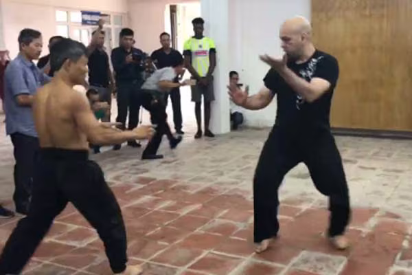 Trận tỉ thí giữa võ sư Đoàn Bảo Châu và võ sư Flores là sai luật ảnh 1 Trận tỉ thí giữa võ sư Đoàn Bảo Châu và võ sư Flores là sai luật ảnh 1