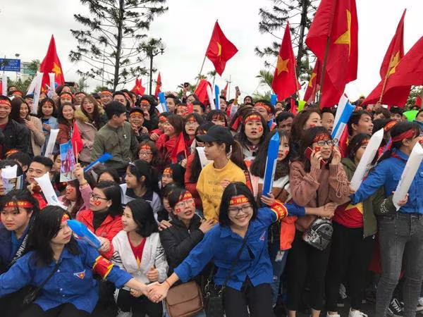 U23 Việt Nam đang diễu hành trên đường phố Hà Nội ảnh 6