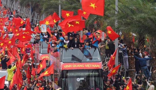 U23 Việt Nam đang diễu hành trên đường phố Hà Nội ảnh 10