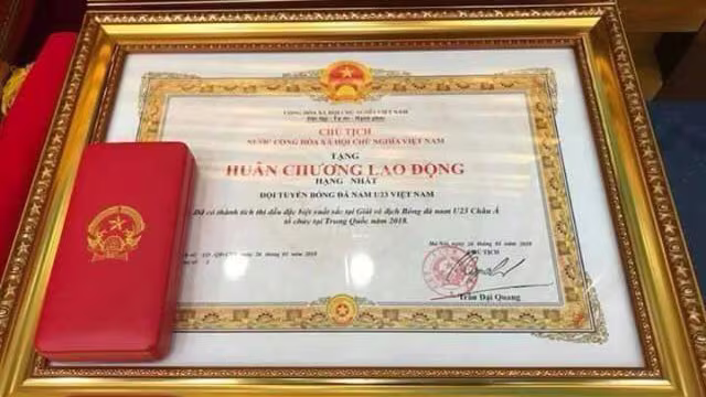 U23 Việt Nam đang diễu hành trên đường phố Hà Nội ảnh 17