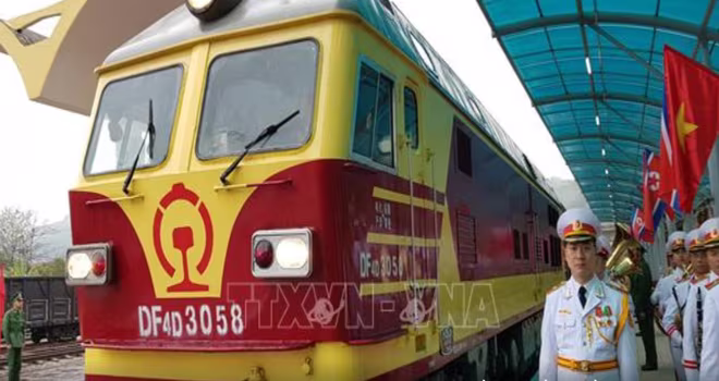 Siêu xe bọc thép chở Chủ tịch Triều Tiên Kim Jong-un rời ga Đồng Đăng về Hà Nội ảnh 1 Siêu xe bọc thép chở Chủ tịch Triều Tiên Kim Jong-un rời ga Đồng Đăng về Hà Nội ảnh 1