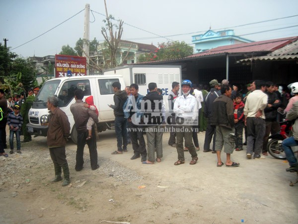 Hàng trăm người bủa vây, ngăn cản Công an dẫn giải đối tượng trộm chó ảnh 1 Hàng trăm người bủa vây, ngăn cản Công an dẫn giải đối tượng trộm chó ảnh 1