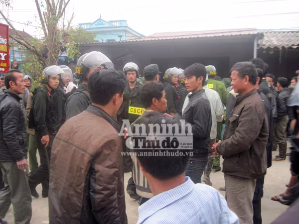Hàng trăm người bủa vây, ngăn cản Công an dẫn giải đối tượng trộm chó ảnh 2 Hàng trăm người bủa vây, ngăn cản Công an dẫn giải đối tượng trộm chó ảnh 2