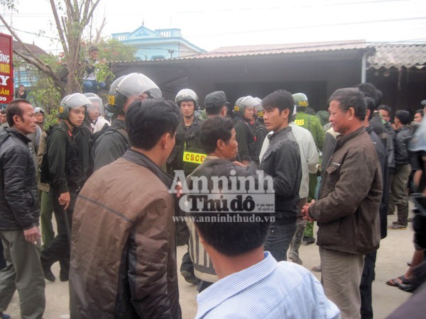 Hàng trăm người bủa vây, ngăn cản Công an dẫn giải đối tượng trộm chó ảnh 2 Hàng trăm người bủa vây, ngăn cản Công an dẫn giải đối tượng trộm chó ảnh 2