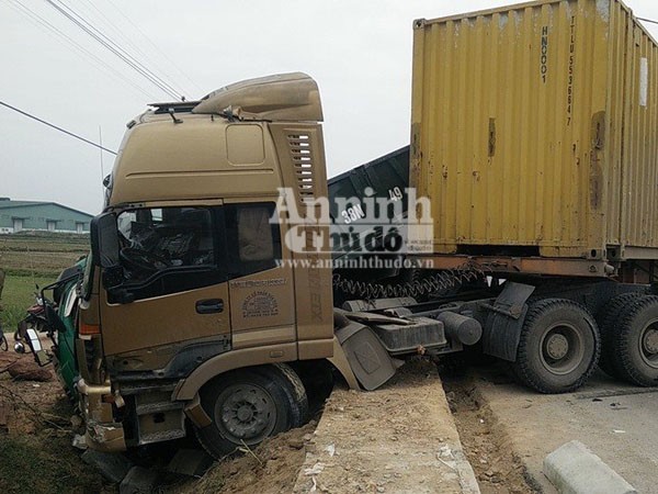 Tránh xe tải chạy từ đường làng ra quốc lộ, container lao xuống mương ảnh 2 Tránh xe tải chạy từ đường làng ra quốc lộ, container lao xuống mương ảnh 2