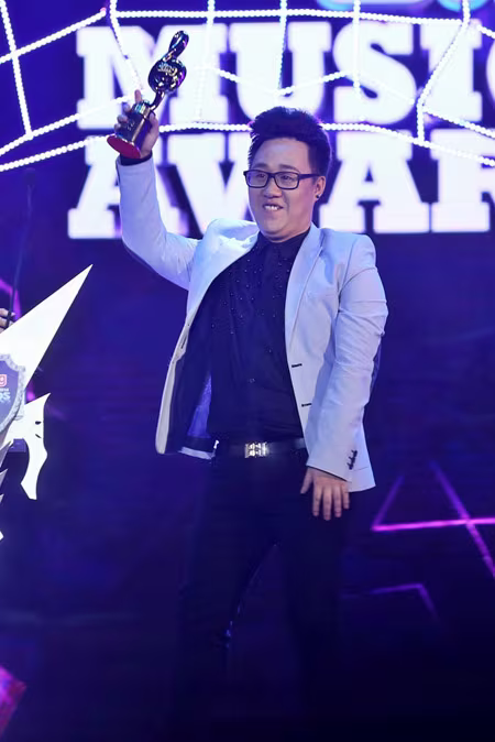 Trót yêu - ca khúc "làm mưa, làm gió" cộng đồng mạng giành giải Ca khúc của năm ảnh 1 Trót yêu - ca khúc "làm mưa, làm gió" cộng đồng mạng giành giải Ca khúc của năm ảnh 1