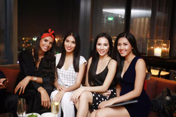 Top 3 Hoa khôi Áo dài rạng rỡ khoe sắc bên Hoa hậu Thế giới 2011 Ivian Sarcos ảnh 12