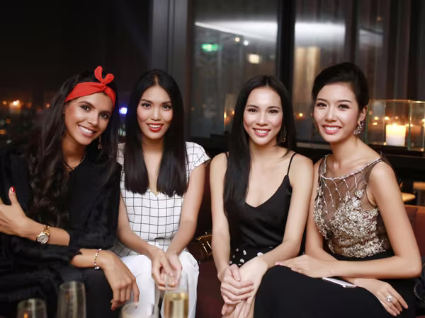 Top 3 Hoa khôi Áo dài rạng rỡ khoe sắc bên Hoa hậu Thế giới 2011 Ivian Sarcos ảnh 1