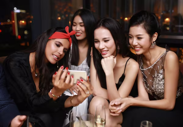 Top 3 Hoa khôi Áo dài rạng rỡ khoe sắc bên Hoa hậu Thế giới 2011 Ivian Sarcos ảnh 3