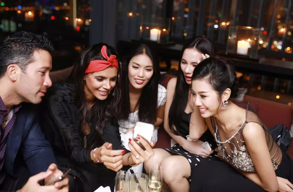 Top 3 Hoa khôi Áo dài rạng rỡ khoe sắc bên Hoa hậu Thế giới 2011 Ivian Sarcos ảnh 2