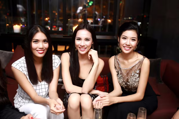 Top 3 Hoa khôi Áo dài rạng rỡ khoe sắc bên Hoa hậu Thế giới 2011 Ivian Sarcos ảnh 5