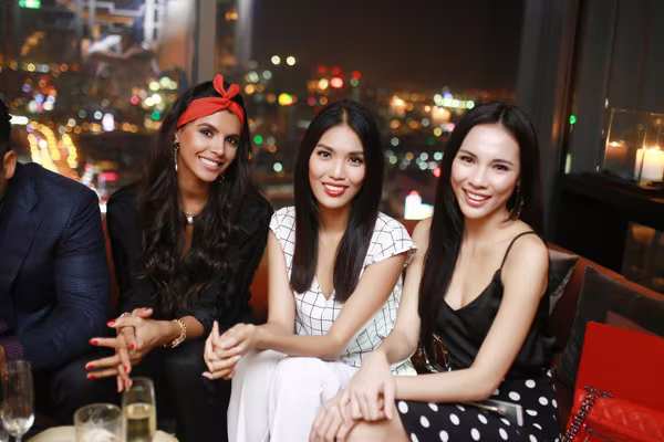 Top 3 Hoa khôi Áo dài rạng rỡ khoe sắc bên Hoa hậu Thế giới 2011 Ivian Sarcos ảnh 4