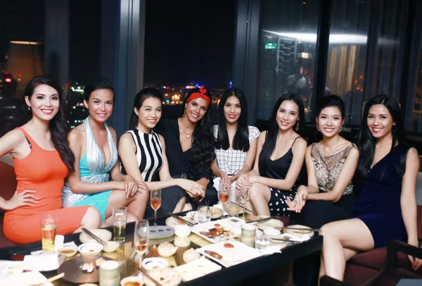 Top 3 Hoa khôi Áo dài rạng rỡ khoe sắc bên Hoa hậu Thế giới 2011 Ivian Sarcos ảnh 10