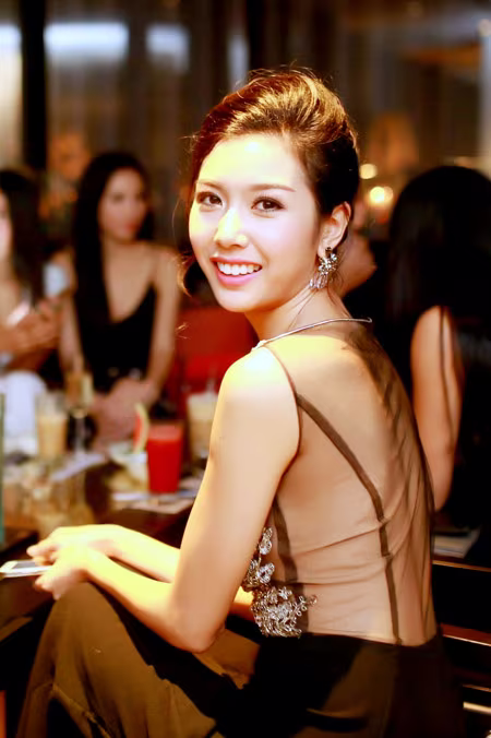 Top 3 Hoa khôi Áo dài rạng rỡ khoe sắc bên Hoa hậu Thế giới 2011 Ivian Sarcos ảnh 18