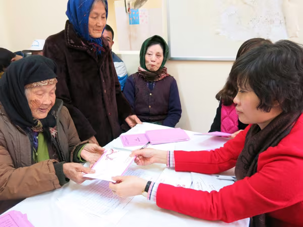 Vinmec khám bệnh, tặng quà cho 300 đối tượng chính sách, hộ nghèo ảnh 3