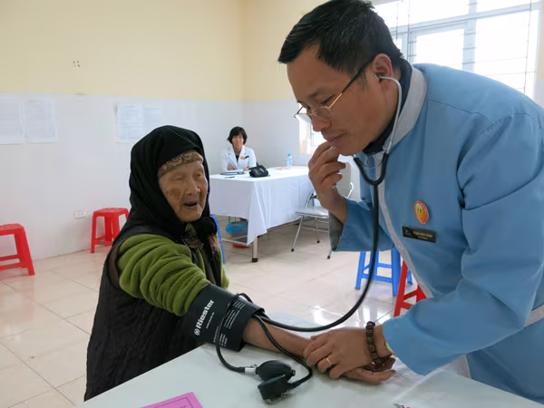 Vinmec khám bệnh, tặng quà cho 300 đối tượng chính sách, hộ nghèo ảnh 2