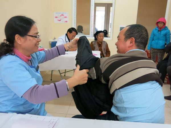 Vinmec khám bệnh, tặng quà cho 300 đối tượng chính sách, hộ nghèo ảnh 7 Vinmec khám bệnh, tặng quà cho 300 đối tượng chính sách, hộ nghèo ảnh 7