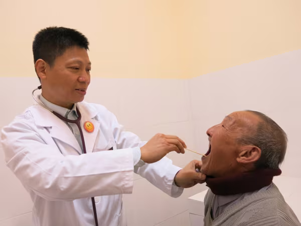 Vinmec khám bệnh, tặng quà cho 300 đối tượng chính sách, hộ nghèo ảnh 5 Vinmec khám bệnh, tặng quà cho 300 đối tượng chính sách, hộ nghèo ảnh 5