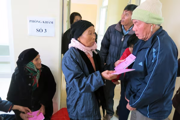 Vinmec khám bệnh, tặng quà cho 300 đối tượng chính sách, hộ nghèo ảnh 1