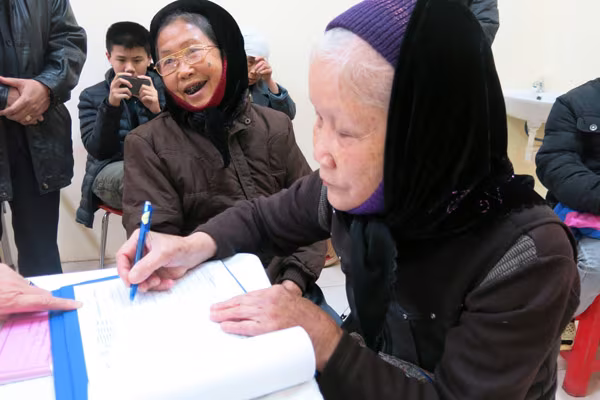 Vinmec khám bệnh, tặng quà cho 300 đối tượng chính sách, hộ nghèo ảnh 8