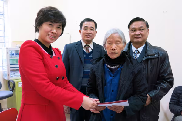 Vinmec khám bệnh, tặng quà cho 300 đối tượng chính sách, hộ nghèo ảnh 4