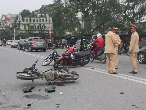 Xe máy va chạm trên phố, 3 người nhập viện ảnh 1 Xe máy va chạm trên phố, 3 người nhập viện ảnh 1