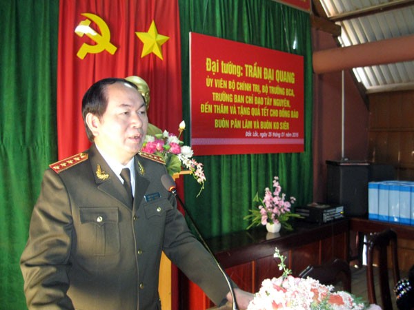 Đại tướng Trần Đại Quang thăm, chúc Tết và tặng quà đồng bào Tây Nguyên ảnh 1 Đại tướng Trần Đại Quang thăm, chúc Tết và tặng quà đồng bào Tây Nguyên ảnh 1