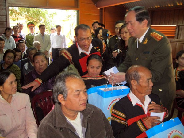 Đại tướng Trần Đại Quang thăm, chúc Tết và tặng quà đồng bào Tây Nguyên ảnh 2 Đại tướng Trần Đại Quang thăm, chúc Tết và tặng quà đồng bào Tây Nguyên ảnh 2