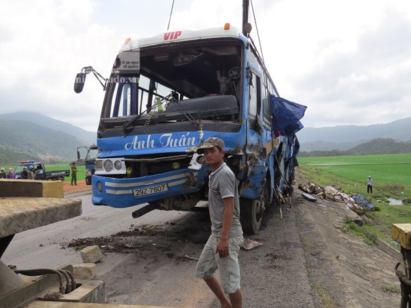 Lật xe khách, người thoát nạn, dê chết kẹt ảnh 1 Lật xe khách, người thoát nạn, dê chết kẹt ảnh 1