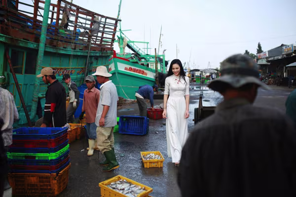 Á khôi Lệ Quyên dịu dàng khoe sắc trên bến cảng quê hương ảnh 6 Á khôi Lệ Quyên dịu dàng khoe sắc trên bến cảng quê hương ảnh 6