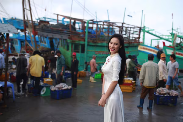 Á khôi Lệ Quyên dịu dàng khoe sắc trên bến cảng quê hương ảnh 4 Á khôi Lệ Quyên dịu dàng khoe sắc trên bến cảng quê hương ảnh 4