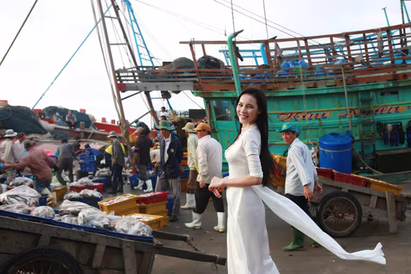 Á khôi Lệ Quyên dịu dàng khoe sắc trên bến cảng quê hương ảnh 7 Á khôi Lệ Quyên dịu dàng khoe sắc trên bến cảng quê hương ảnh 7
