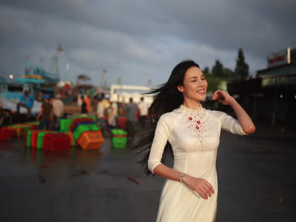 Á khôi Lệ Quyên dịu dàng khoe sắc trên bến cảng quê hương ảnh 3 Á khôi Lệ Quyên dịu dàng khoe sắc trên bến cảng quê hương ảnh 3
