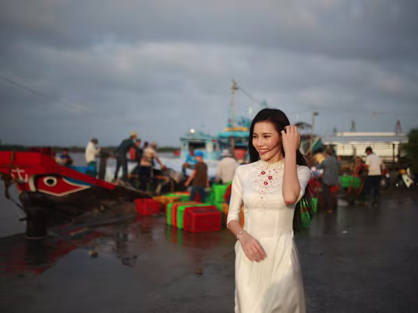 Á khôi Lệ Quyên dịu dàng khoe sắc trên bến cảng quê hương ảnh 2 Á khôi Lệ Quyên dịu dàng khoe sắc trên bến cảng quê hương ảnh 2