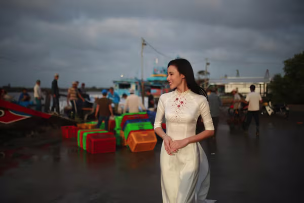 Á khôi Lệ Quyên dịu dàng khoe sắc trên bến cảng quê hương ảnh 1 Á khôi Lệ Quyên dịu dàng khoe sắc trên bến cảng quê hương ảnh 1