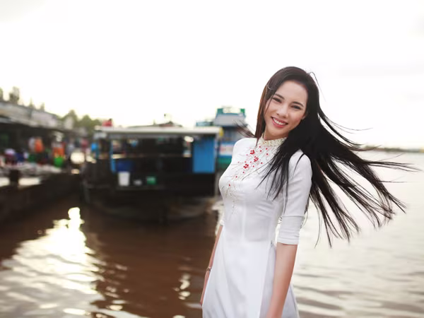 Á khôi Lệ Quyên dịu dàng khoe sắc trên bến cảng quê hương ảnh 9 Á khôi Lệ Quyên dịu dàng khoe sắc trên bến cảng quê hương ảnh 9