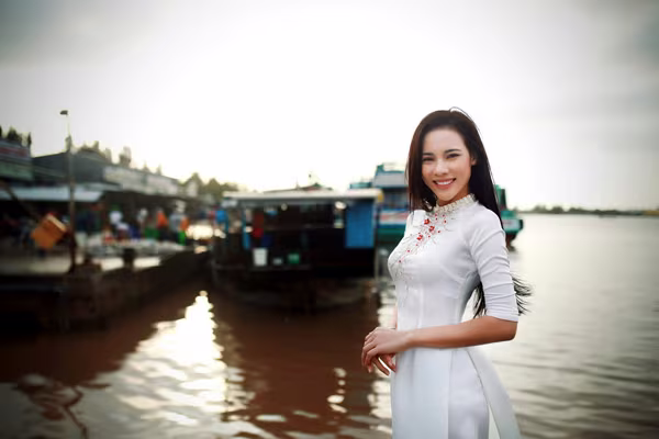 Á khôi Lệ Quyên dịu dàng khoe sắc trên bến cảng quê hương ảnh 8 Á khôi Lệ Quyên dịu dàng khoe sắc trên bến cảng quê hương ảnh 8