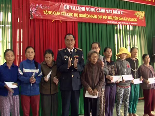 Bộ tư lệnh vùng cảnh sát biển 2 tặng quà tết hộ nghèo vùng ven biển ảnh 1 Bộ tư lệnh vùng cảnh sát biển 2 tặng quà tết hộ nghèo vùng ven biển ảnh 1