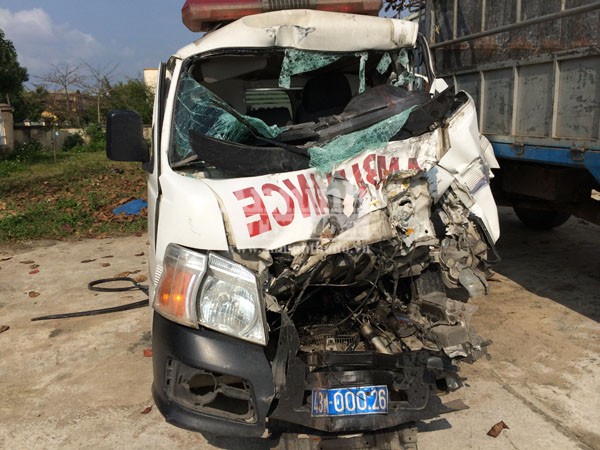 Đối đầu xe tải, 7 người trên xe cấp cứu bị thương ảnh 1 Đối đầu xe tải, 7 người trên xe cấp cứu bị thương ảnh 1