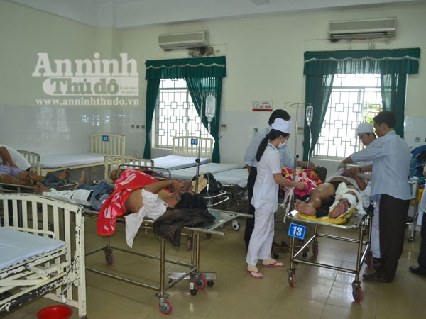Đối đầu xe tải, 7 người trên xe cấp cứu bị thương ảnh 2 Đối đầu xe tải, 7 người trên xe cấp cứu bị thương ảnh 2