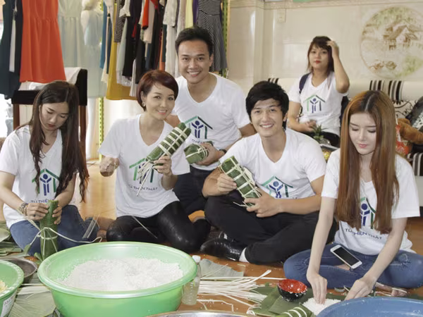 Dàn sao Việt chung tay gói bánh chưng, bánh tét gửi tặng người nghèo ảnh 4