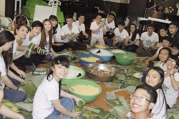 Dàn sao Việt chung tay gói bánh chưng, bánh tét gửi tặng người nghèo ảnh 3
