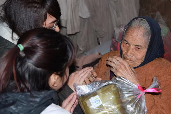 Dàn sao Việt chung tay gói bánh chưng, bánh tét gửi tặng người nghèo ảnh 17